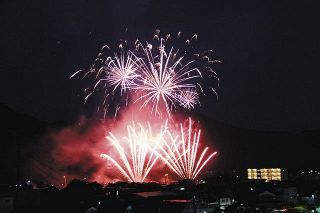 １万３０００発の大輪　夜空彩る　越前市の日野川で花火