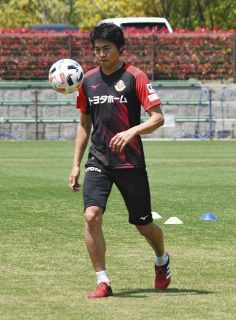 名古屋グランパス25日ぶりピッチで自主練習　密避け選手は外で着替え、対人プレー回避　主将丸山「ボール蹴る動作ひとつにしても、やっぱりサッカーは良いな」