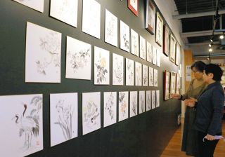 墨絵で草花や野鳥　駒ケ根で地元愛好家4人の作品展