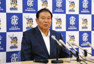 県岐阜商・鍛治舎巧監督、今後は「第一線の監督として陣頭指揮を執るのがライフワーク」退任会見【高校野球】