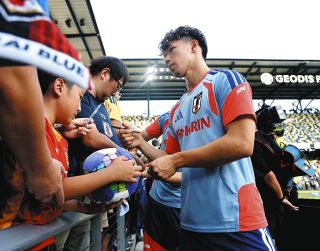 鹿島】FW上田がモデルの由布菜月と結婚を発表：中日スポーツ・東京中日
