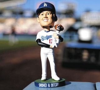 大谷翔平&デコピンボブルヘッド（ゴールドバージョン）