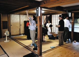 九鬼町廻り暮らしに触れる　尾鷲で県内外の20人が古民家メンテナンス体験