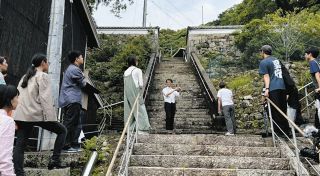 町歩きを楽しむ参加者ら＝尾鷲市九鬼町で（山田さん提供）
