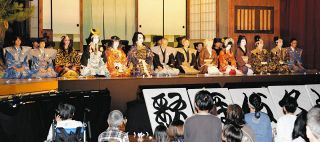 地域の伝統「大鹿歌舞伎」継承願い　長野県大鹿村の大鹿中学校で生徒ら熱演