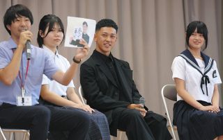 「遠い存在と思わないで」車いすテニス小田凱人選手、一宮の母校に著書寄贈