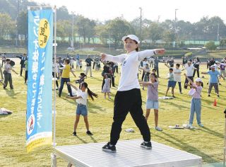 軽快にラジオ体操、爽やかな朝　多治見で住民ら315人参加