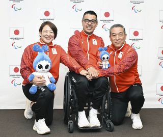 アジアパラ大会に向けた日本選手団の記者会見を終え、写真に納まる（左から）谷本歩実副団長、三阪洋行団長、滝沢幸孝副団長＝名古屋市内のホテルで