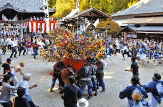 縁起物の花串 われ先に奪う　中津川市で「花馬祭り」