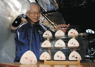 手元で眺め「ほっとして」　南木曽の佐藤さん、馬の置物作り販売