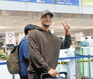 中日・上林誠知、ピンク！！ リストバンド・マスコットバット