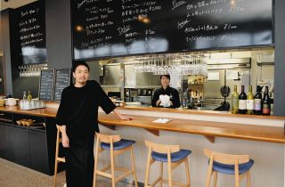 気軽に県産ワイン楽しんで　JR塩尻駅東口に昨年開店「hanare」が人気