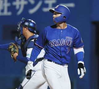 中日・上林誠知、ピンク！！ リストバンド・マスコットバット
