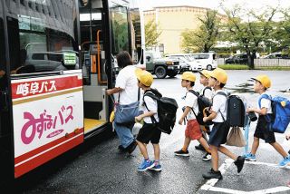 バス下校で暑さにさよなら　瑞穂市、3小学校で熱中症対策実験