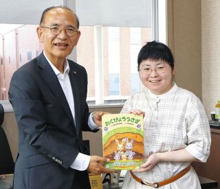 多治見市に自身の「おくびょううさぎ」贈る　大垣の絵本作家・高橋さん