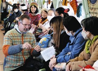 明知鉄道で初運行の「編み物列車」大人気　ドイツ人ニット作家ケストラーさんが編み方教え交流