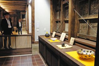感じ方は見る人におまかせ　加賀市に「作品解説なし」の酒蔵改造美術館が開館