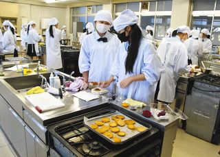 西尾産食用バラ、卓上で甘く　吉良高生がスイーツ試作