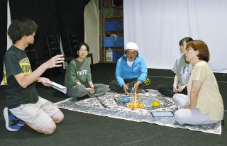 せりふで訴える ガザの惨状 現地出身作家の逃避行記 ９月に舞台化へ　金沢の劇団 日常の中の不条理 演じる