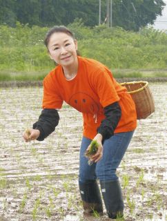 岩本公水「30周年を迎えますます精力的に動きたい」秋田県の実家で恒例の田植え