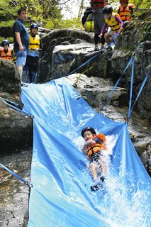 スリル満点！ひやっと水しぶき　各務原・木曽川水園で恒例「渓流スライダー」