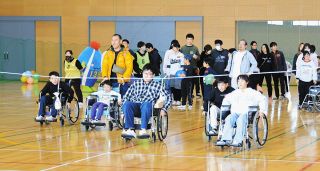 障害も世代も「ごちゃまぜ」　一宮の運動会に90人参加