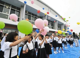 児童や保護者ら記念の風船飛ばす　三重大付小、創立150周年