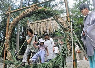 茅の輪くぐって夏を乗り切って　中津川の坂本神社諏訪社