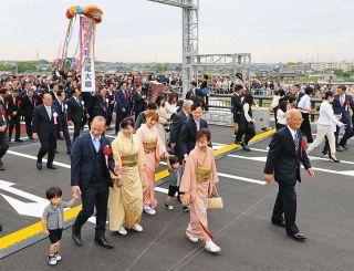 開通した新濃尾大橋を歩く３世代の家族ら＝愛知県一宮市で