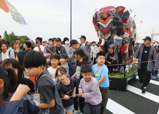 開通した新濃尾大橋でゾウのオブジェを引く子どもたち＝愛知県一宮市で