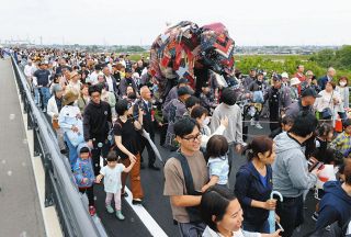 ゾウのオブジェを引きながら新濃尾大橋を渡る参加者＝愛知県一宮市で