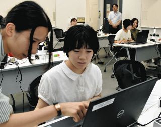 女子中学生向けロボット講座　岐阜大学でプログラミングに挑戦