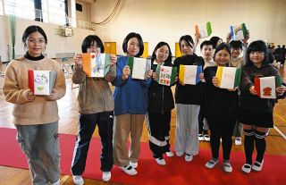 児童の廃油リサイクルを応援　大野町の会社が海津・今尾小にバッグ贈る