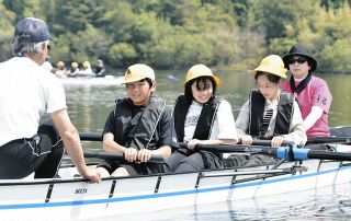 息を合わせボート進める　東郷・愛知池で諸輪小児童が体験