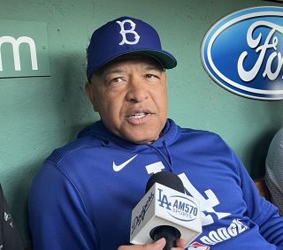 ロバーツ監督、球場に入るのに苦労…大谷翔平＆「デコピン