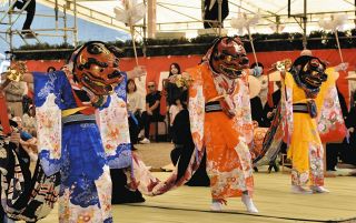 獅子舞の行列、地域の絆育む　郡上市白鳥・稲荷神社で大神楽と伊勢神楽を7年ぶり奉納