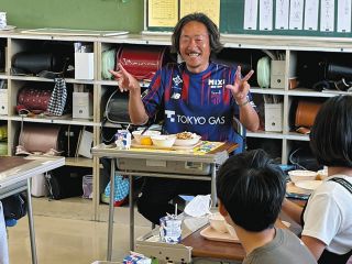 FC東京がオリジナル給食『炒り卵入り豚キムチ丼』で食育　石川直宏CGが小学5年生に食の大切さ伝える