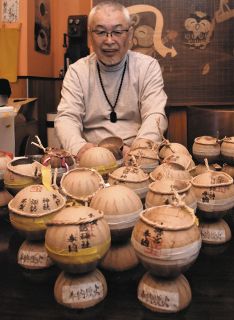花火の皮、お守りに再生　飯田で縁起物として販売、3寸玉内に人形や鈴