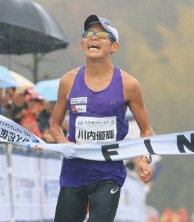 マラソンの部男子で優勝した川内選手＝松阪市総合運動公園で