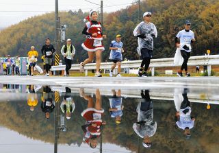 エイドには松阪牛、雨の中でも楽しくラン　みえ松阪マラソン