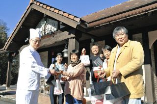 笑顔のクリスマスを子どもたちに　恵那のパン工房、6団体にシュトーレン贈る