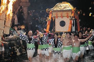火の粉の参道を神輿駆け抜け　神戸山王まつり「朝渡御」