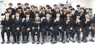 筋ジスと闘い棒人間アート Kaitoさん 思い出の鯖江で個展 寝