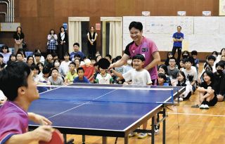 パラ卓球すごい！本番さながらの技に興奮　豊明市・二村台小学校で児童と選手がプレー