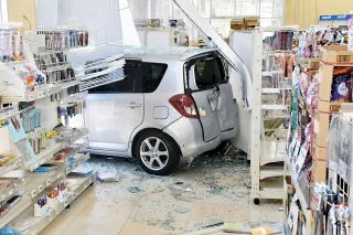 「ブレーキとアクセル踏み間違えた」　ゲンキー郡上八幡店に乗用車突っ込む、けが人なし