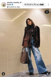 ◇福山雅治、高田社長と長崎ピーススタジアムのピッチを見つめる後ろ姿