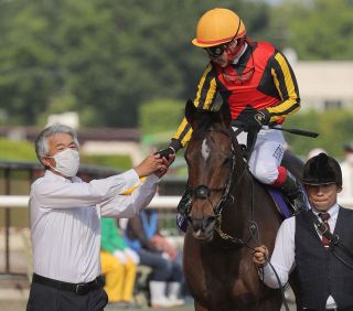 「スピード勝負なら負けない」現役最強と呼ばれた馬を完封し、万歳…馬にも人にも優しかった藤沢和雄先生、長い間お疲れさまでした