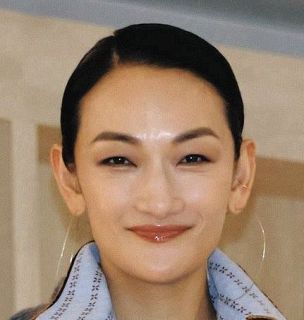 冨永愛、大好物堪能ショットにフォロワー「く～、たまらん！って笑顔と帽子が素敵」「染み渡りますね」