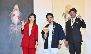 展覧会「金魚鉢、地球鉢。」のオープニングイベントに登場し、金魚の絵の前で笑顔を見せる（左から）ヒコロヒー、作者の深堀隆介さん、照英