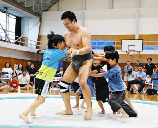 元力士に子どもたち挑戦　飯田出身の満津田引退記念、一本勝負50番